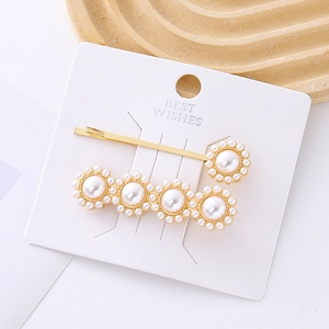 Détail de barrettes à perles dorées élégantes avec motifs floraux et barres longues