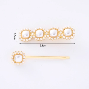 Ensemble de pinces à cheveux dorées avec perles carrées et petites perles sur fond blanc