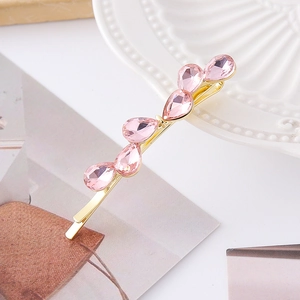 Detailansicht der vergoldeten Haarspange mit fünf eleganten rosa Kristallen