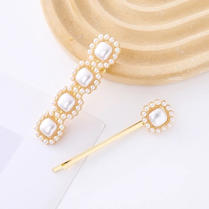 Détail de barrettes à cheveux en perles carrées de luxe avec base en alliage doré