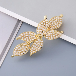 Elegant gold hair clip with intricate leaf patterns and delicate white pearls for women