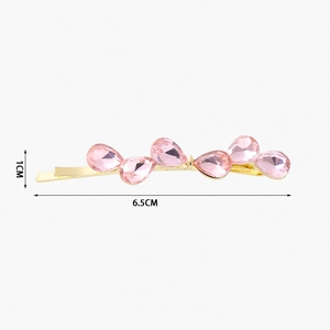 Detaillierte Makroansicht einer 6,5 cm Haarklammer mit rosa Kristall-Wassertropfen