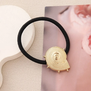 Élastique à cheveux noir avec breloque coquillage dorée texturée pour un look élégant