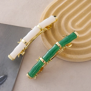Eleganter Bambus-Haarclip im Jadestil in Weiß und Grün mit goldenen Legierungsakzenten