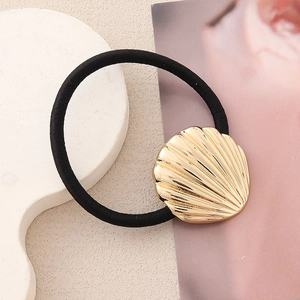 Élastique à cheveux coquillage minimaliste avec bande noire sur fond de style élégant