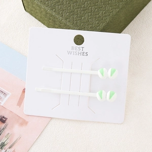 Detailansicht von zwei minimalistischen weißen Tulpen-Haarspangen auf einer Premium-Karte