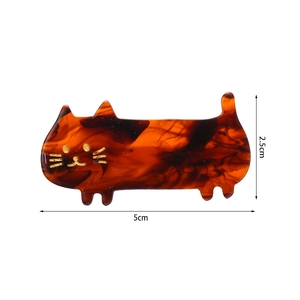 Detailed dimensions of tortoise shell cat hair clip measuring 5cm in length and 2.5cm height