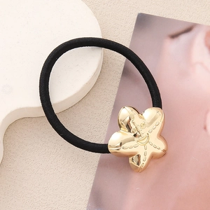 Détail de l'élastique noir avec pendentif étoile de mer dorée polie et visage souriant
