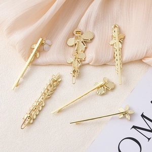 Elegante set di sei fermagli per capelli dorati con farfalle in resina e fiori