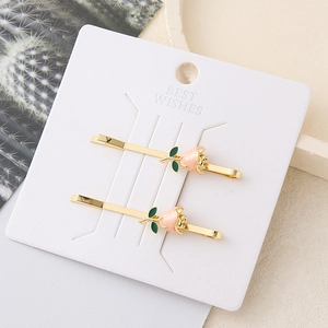Elegante set de horquillas doradas con rosas rosas y detalles de hojas en esmalte verde