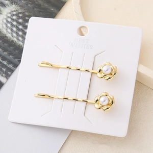Set de pinzas para el cabello con flores doradas, perlas blancas y pétalos suaves