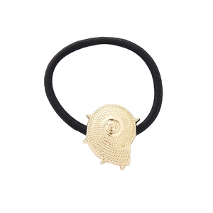 Élastique à cheveux noir avec breloque coquillage en spirale dorée, style océanique