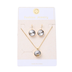 Elegante sieradenset met grijze kristallen hangers, inclusief gouden oorbellen en ketting