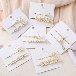 Stijlvolle haarspeldjesset met gouden vlinders, acryl bloemen en witte parels erop