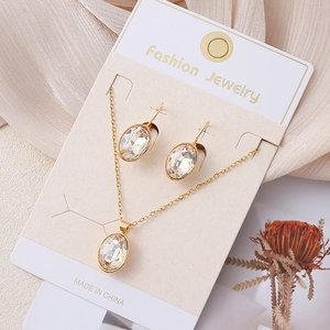 Detailweergave van de champagne kristallen ketting en oorbellen set op kaart