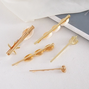 Détails de l'ensemble de barrettes dorées sur le thème de la mer avec coquillages