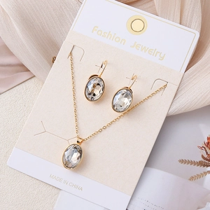 Detail van elegante vergulde sieradenset met ovale kristallen op een displaykaart