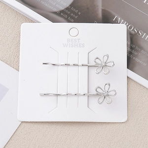 Barrettes à cheveux fleurs dorées élégantes avec cristaux sur carte de présentation