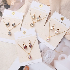 Elegante set van halsketting en oorbellen met kleurrijke kristallen druppels voor dames