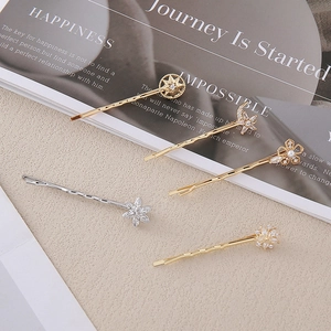 Détail de cinq barrettes à cheveux décoratives étoiles et lune avec strass brillants