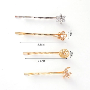 Lot de quatre barrettes élégantes avec pendentifs flocon lune perle et étoile cristal