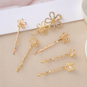 Set de barrettes à fleurs dorées ornées de strass étincelants et perles élégantes