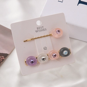 Ensemble de barrettes à strass en forme de cœur avec épingles dorées sur carte