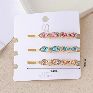 Vue détaillée de trois barrettes à cheveux en strass colorés avec motifs de fleurs