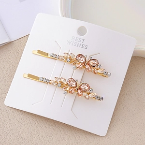 Détails rapprochés de barrettes papillon en cristal champagne et alliage doré