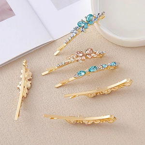 Détail de barrettes papillon en cristal aux strass bleus, roses et blancs scintillants