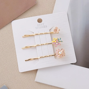 Set di 3 fermagli per capelli a fiori in smalto pastello con perle su cartoncino