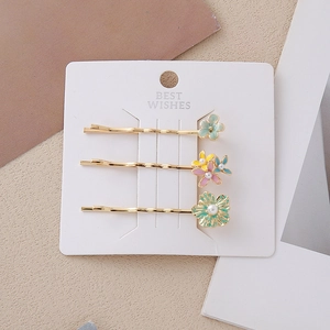 Set di tre fermagli per capelli a fiori in metallo con smalto colorato e perle