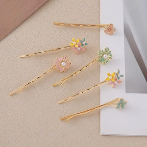 Set di 6 fermagli per capelli con fiori colorati in metallo dorato e perle per donna