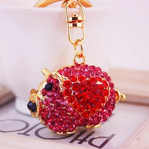 Porte-clés cochon avec strass roses et rouges étincelants et fermoir doré élégant