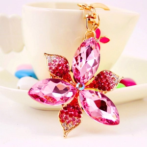 Eleganter Schlüsselanhänger mit rosa Kristallblume und vergoldetem Karabinerverschluss