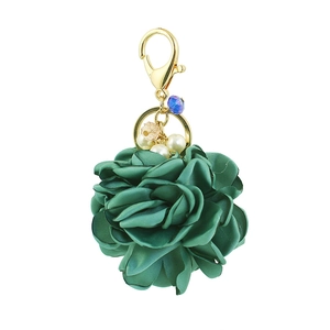 Porte-clés créatif fleur en tissu vert foncé avec détails dorés et perles élégantes
