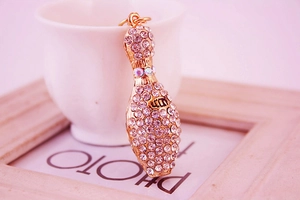Détail d'un porte-clés quille de bowling avec strass brillants et métal doré