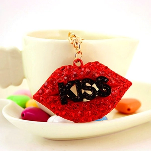 Portachiavi creativo a labbra con strass rossi e anello in metallo dorato lucido