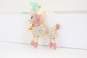 Détail du porte-clés caniche en cristaux roses et blancs avec fermoir doré poli