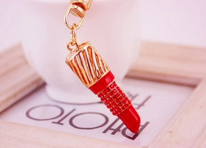 Détail d'un porte-clés rouge en forme de rouge à lèvres serti de strass brillants