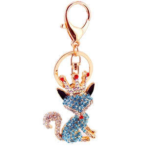 Porte-clés renard étincelant avec strass bleus et couronne dorée sur fond blanc