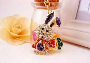 Détail d'un porte-clés lapin étincelant orné de strass colorés et d'un fermoir mousqueton doré