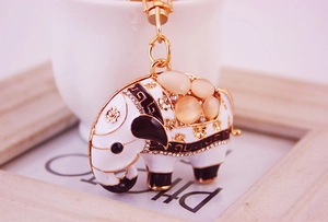 Détail du porte-clés éléphant avec émail blanc, pierres de quartz rose et strass brillants