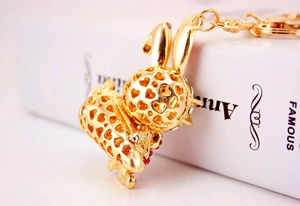 Détail du porte-clés lapin doré avec motifs cœurs en cristal et accents de strass brillants