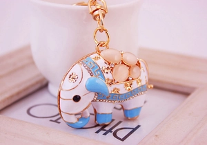 Détails du porte-clés éléphant mignon en émail bleu orné de cristaux brillants