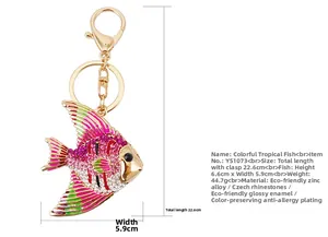 Vue détaillée du porte-clés poisson tropical coloré avec dimensions et strass brillants