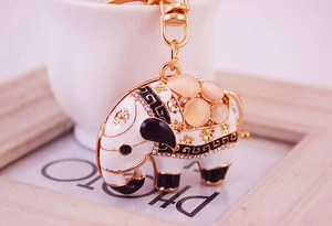 Détail du porte-clés éléphant en cristal avec émail et pierres précieuses brillantes