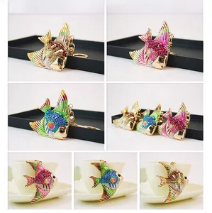 Détails des porte-clés poissons tropicaux avec strass colorés en trois variantes de couleur