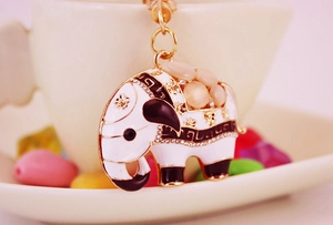 Détail macro du porte-clés éléphant avec strass en cristal et émail brillant poli