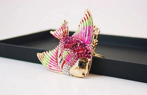 Détail d'un porte-clés poisson tropical avec strass roses et émail multicolore